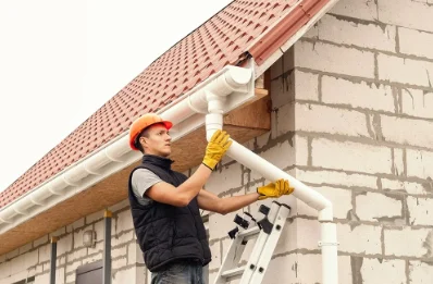 Pose et remplacement de gouttières aux Mathes